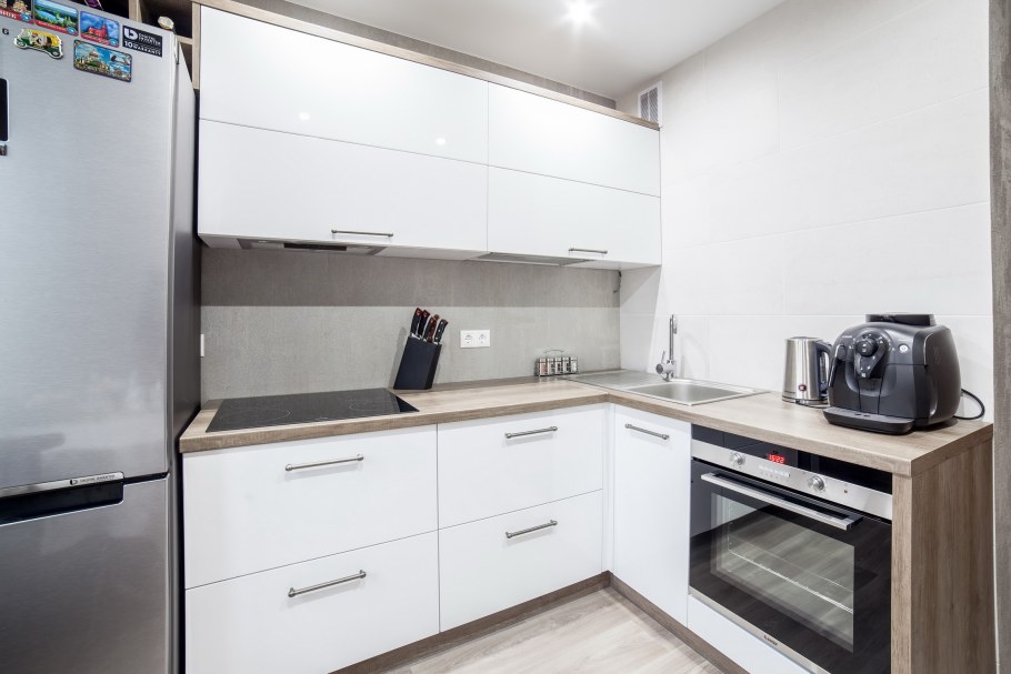 Угловая кухня со встроенной техникой