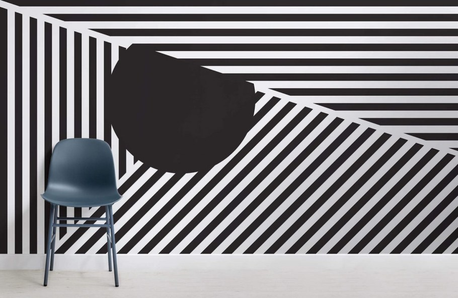 Преступник фоне полосатой стены