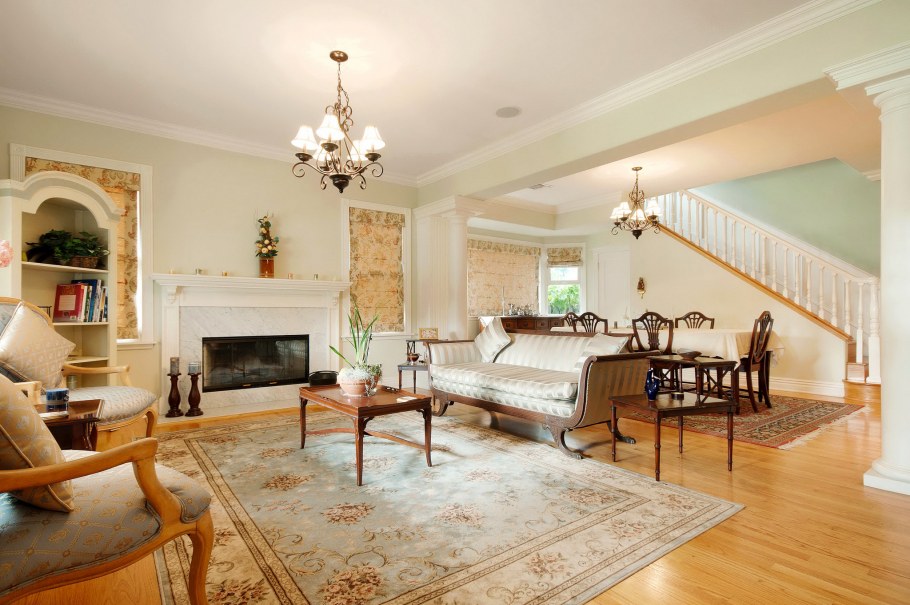 Ковры в интерьере гостиной в классическом стиле