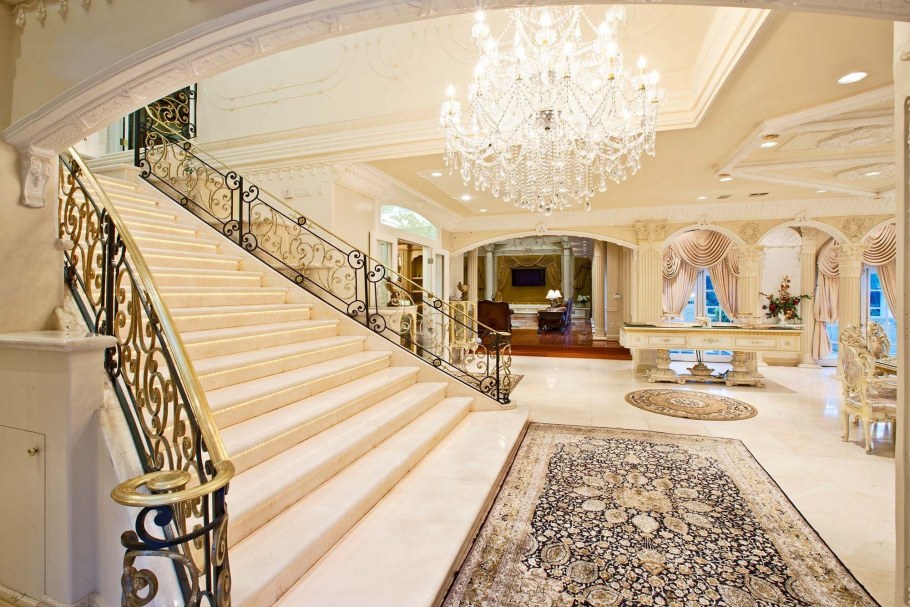 Шикарная лестница