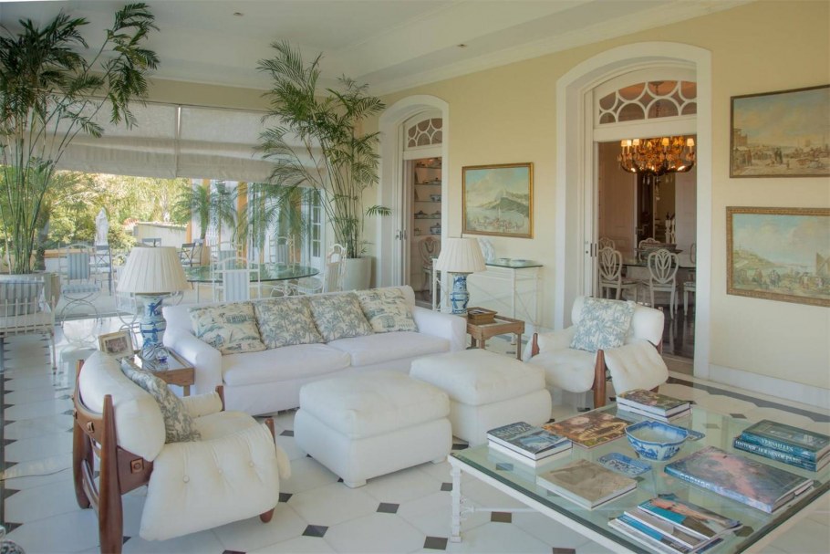 Классический дом с колоннами