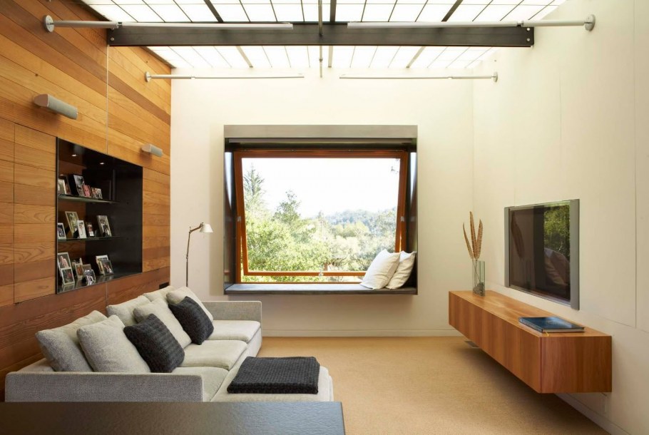 Телевизор на стене с окном