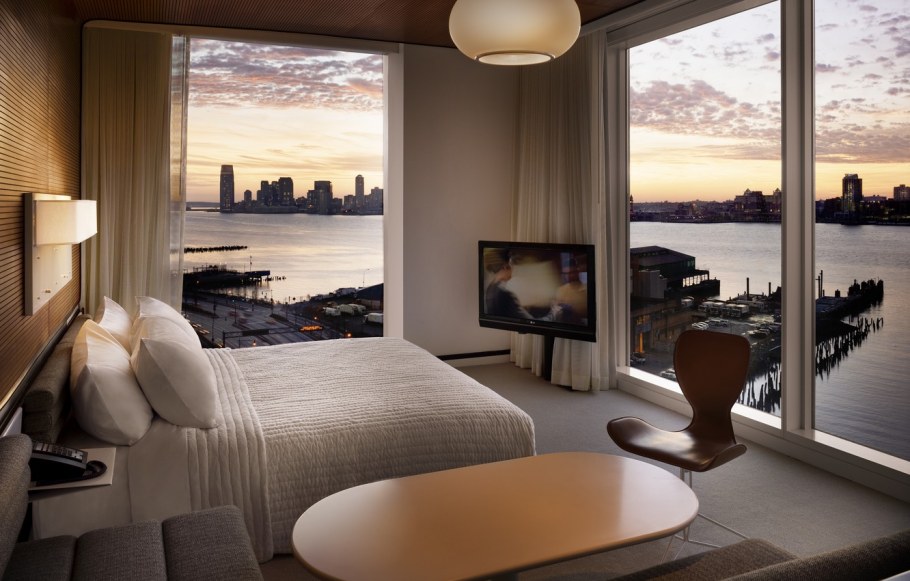 Спальня с панорамными окнами