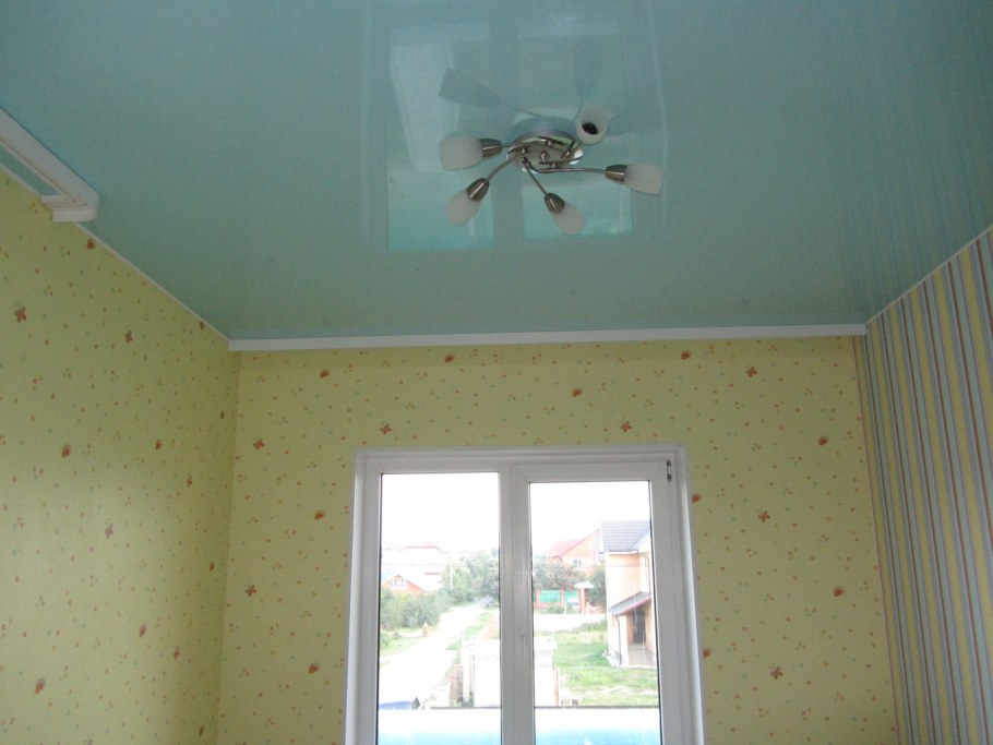 Гостиная с голубым потолком