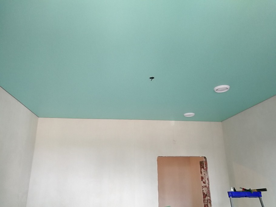 Нежно голубой натяжной потолок