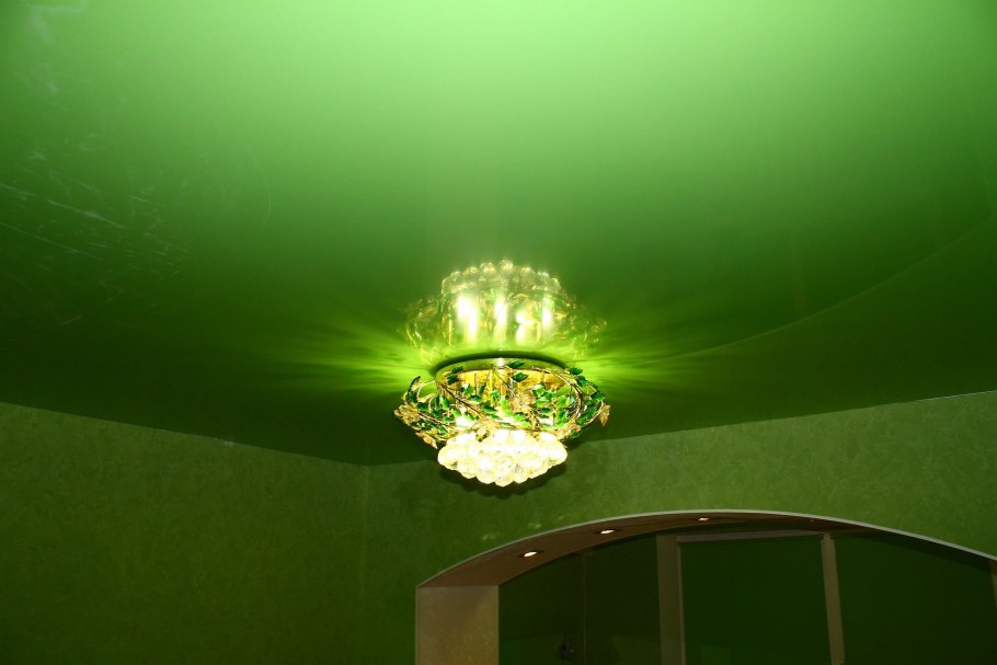 Красивые скромные матовые потолки