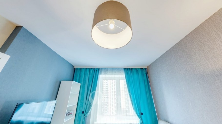 Натяжной потолок нежно голубого цвета