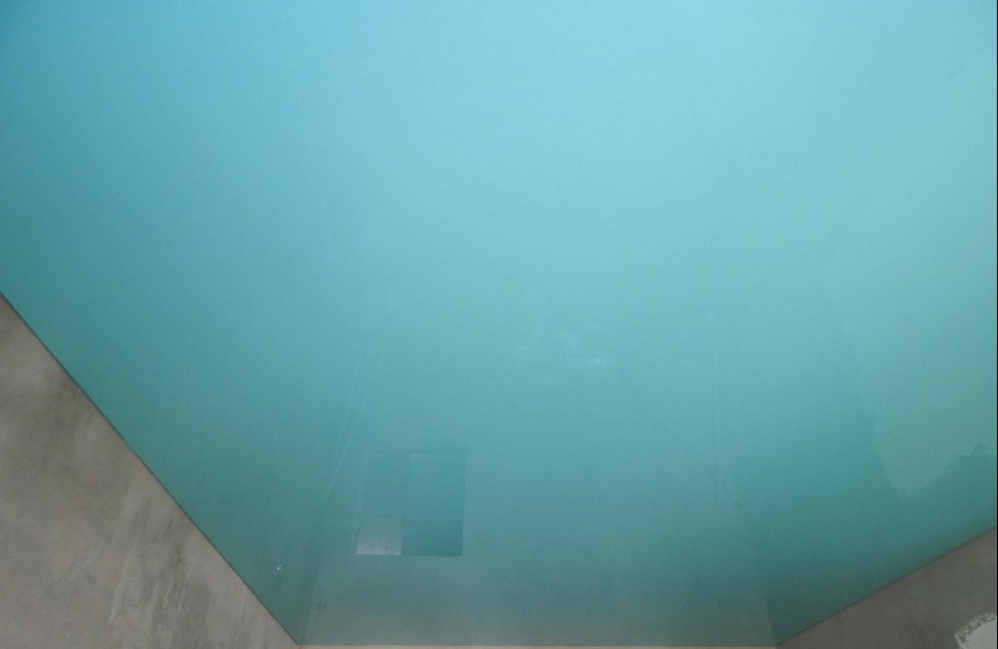 Натяжной потолок голубой матовый