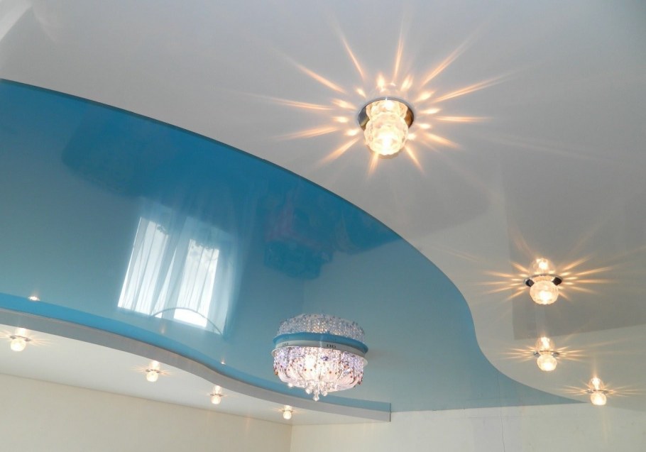 Голубой натяжной потолок