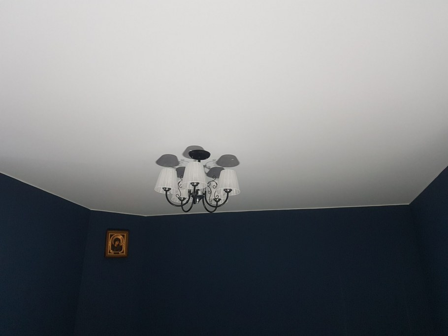 Натяжные потолки белые