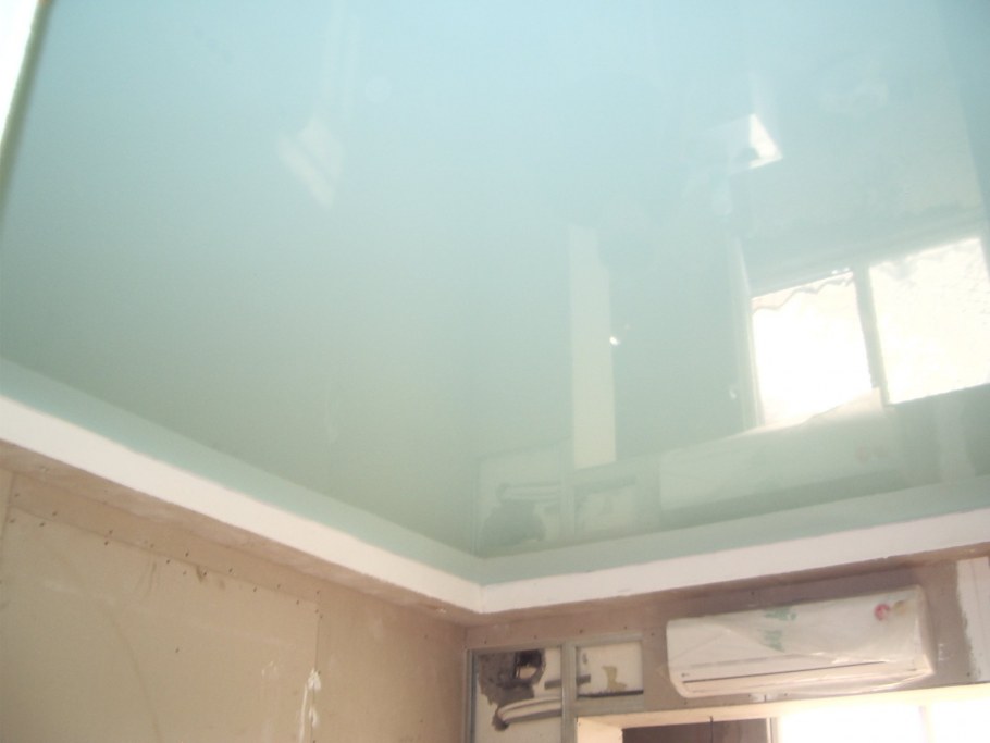 Бирюзовый потолок двухуровневый