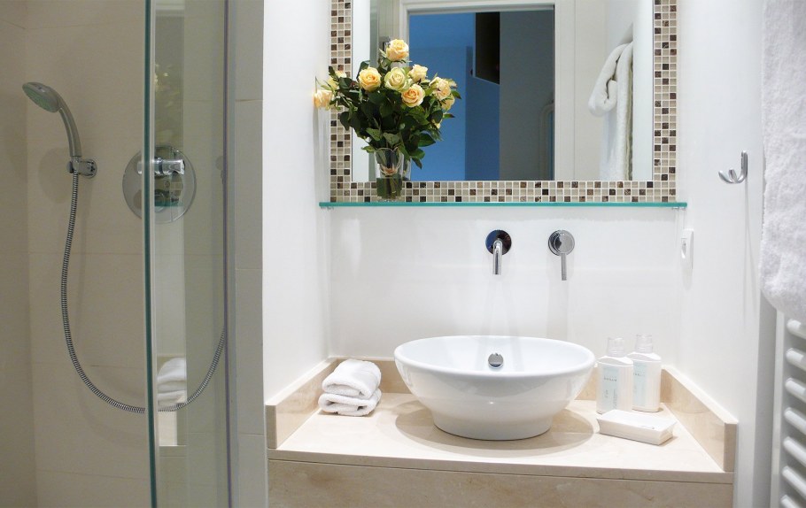 Ограждение рядом с умывальником