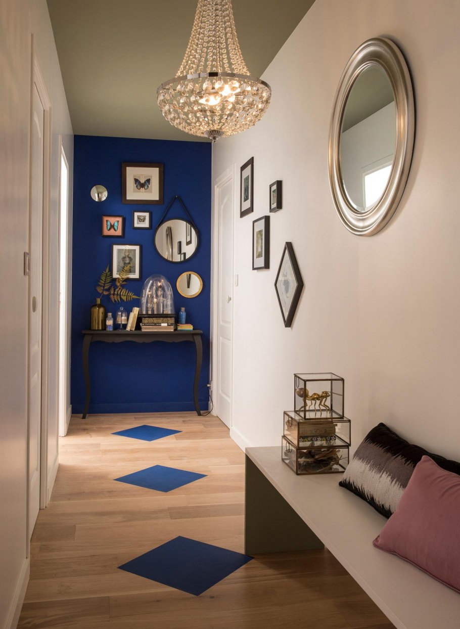 Синие стены в коридоре