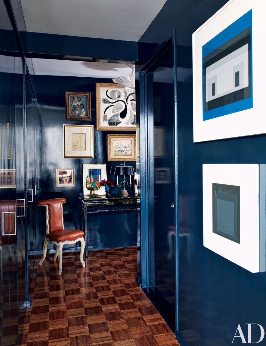 Синие стены в коридоре