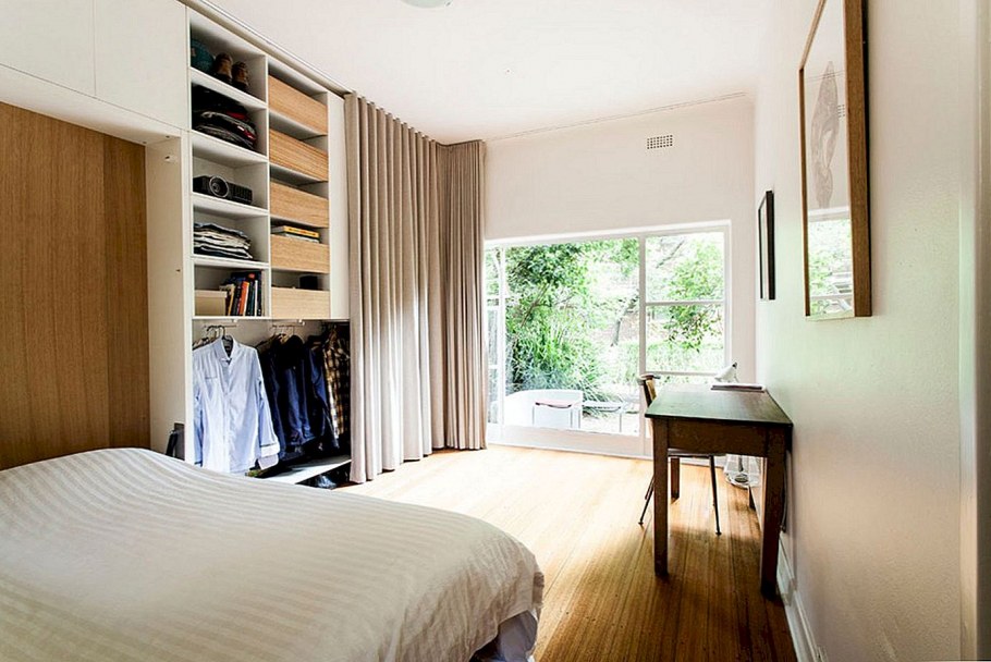 Узкая спальня с гардеробной