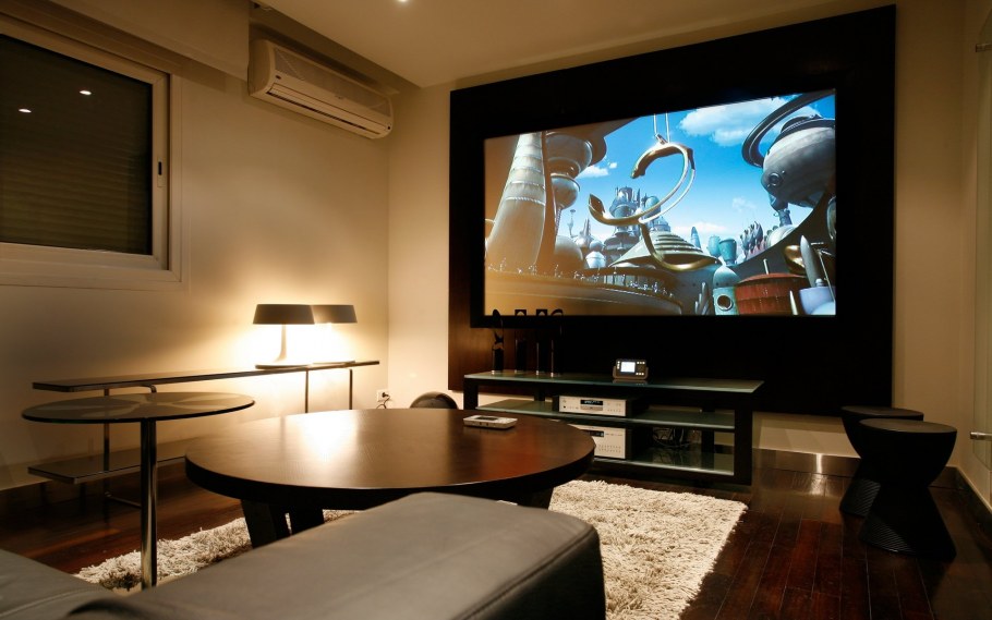 Комната с большим телевизором
