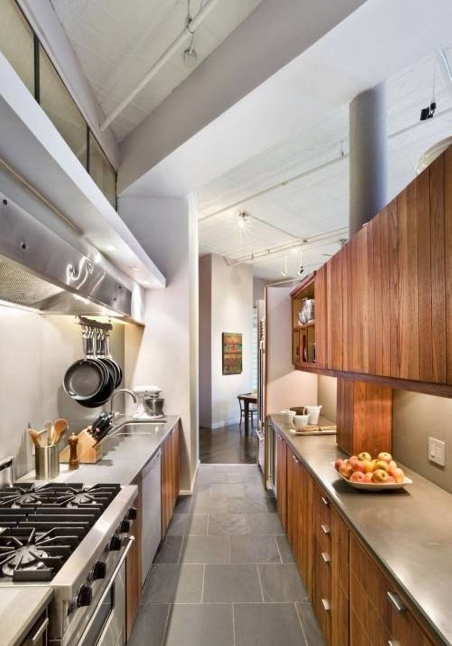 Интерьер узкой длинной кухни