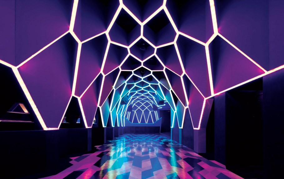 Неоновая сцена