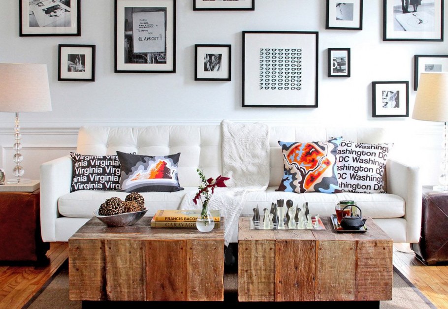 Постеры над диваном