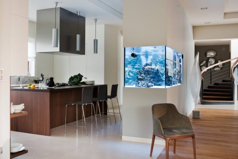 Зонирование кухни аквариумом