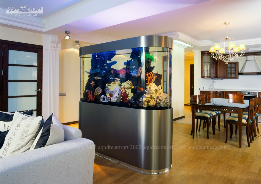 Аквариум между кухней и гостиной в стене