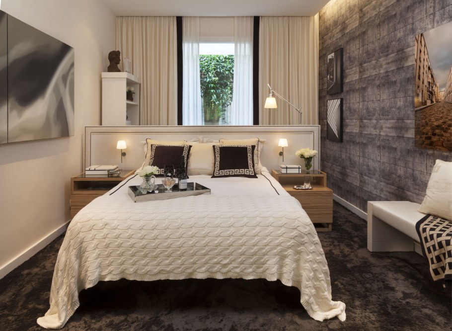 Изголовье кровати у окна в спальне