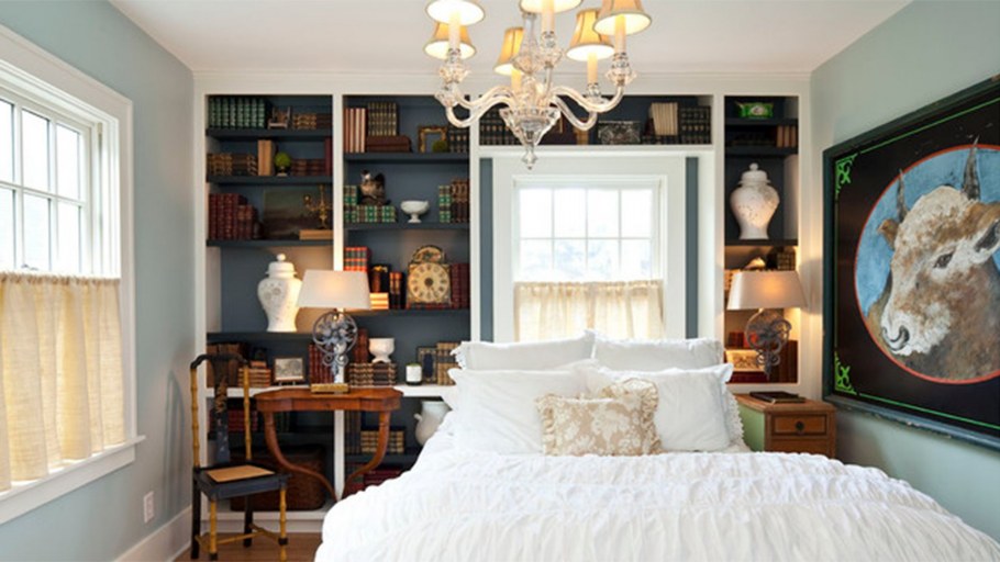 Кровать в узкой спальне