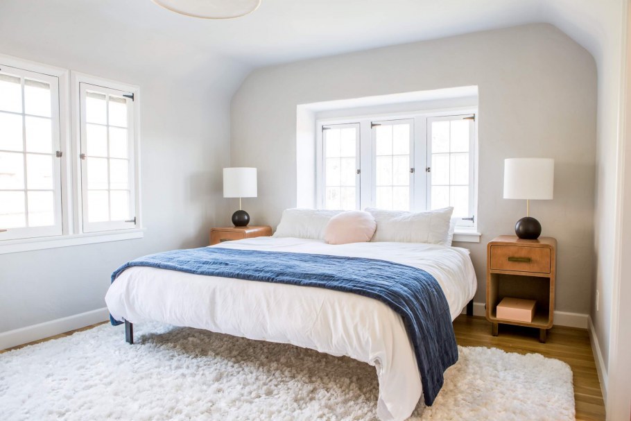 Интерьер кровать у окна