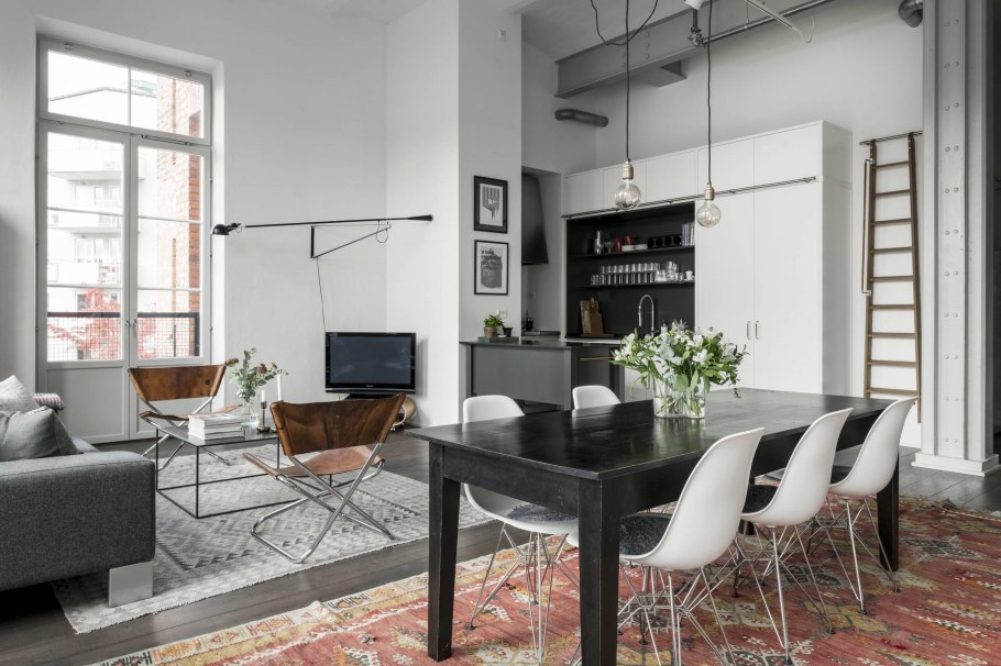 Скандинавская гостиная с высокими потолками с