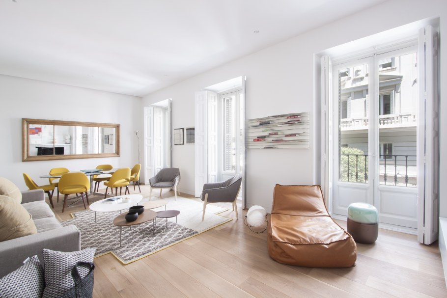 Белые интерьеры с высокими потолками