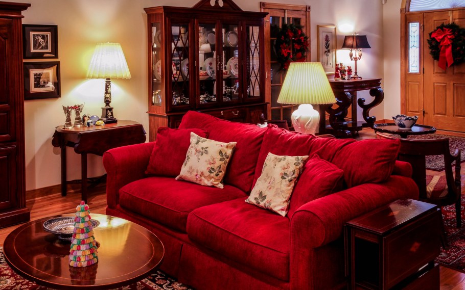 Бордовый диван в интерьере
