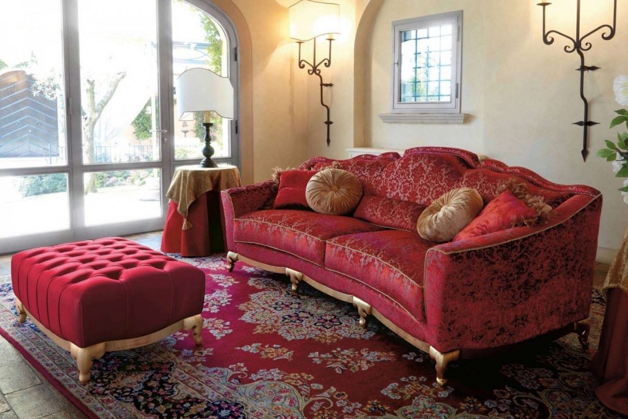Красный диван в гостиной
