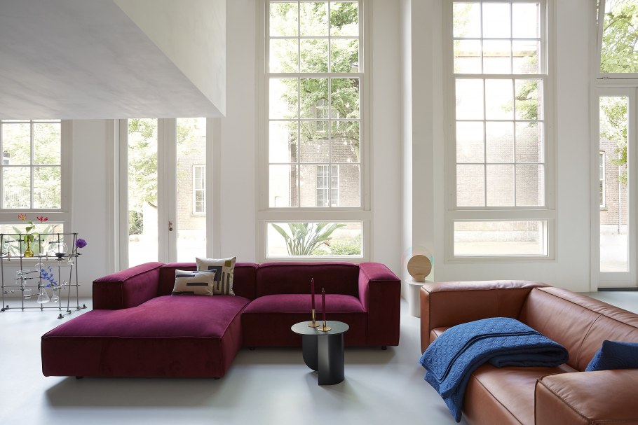 Бордовая мягкая мебель в интерьере гостиной