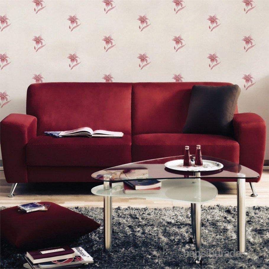 Темно-коричневый диван в интерьере гостиной