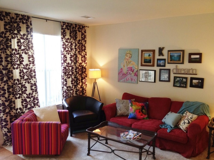 Бордовый диван в интерьере