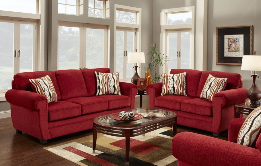 Гостиная с красным диваном