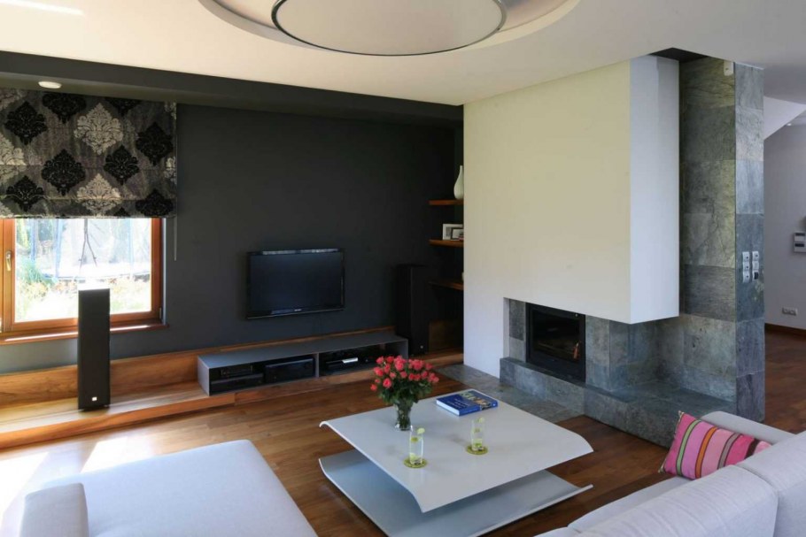 Телевизор на колонне в гостиной