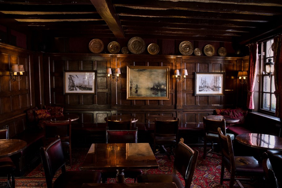 Интерьер паба в ирландском стиле