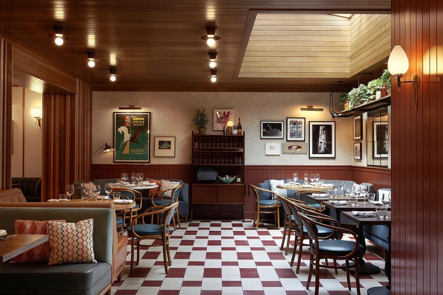 Двери в стиле ирландского паба