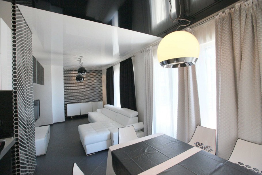 Черный глянцевый потолок