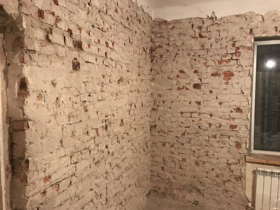 Отделка неровных стен