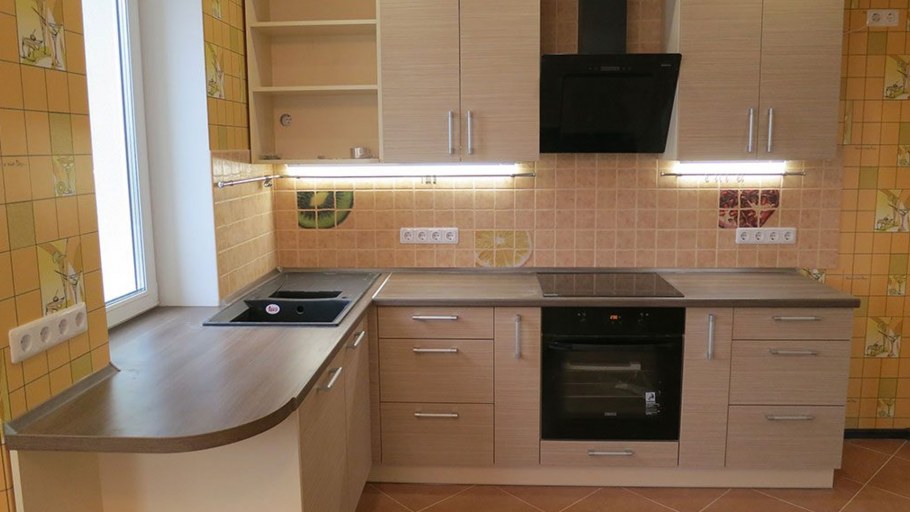 Бежевая столешница на кухне