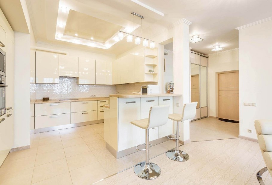 Бежевая кухня с барной стойкой