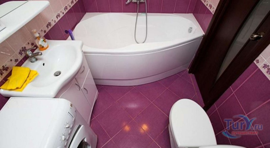 Угловая ванна в совмещенном санузле