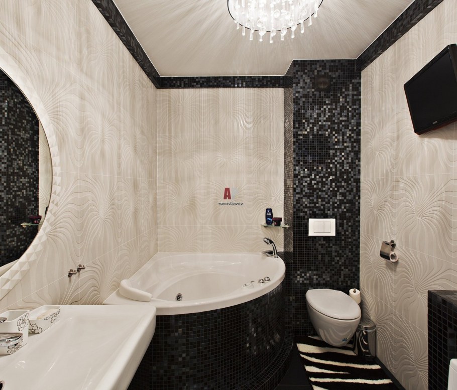 Ванная комната с угловой ванной и туалетом