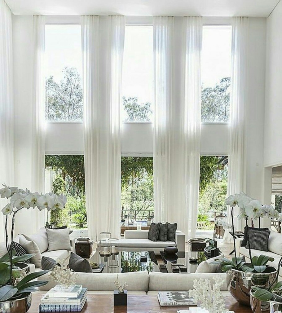 Светлая гостиная с большими окнами