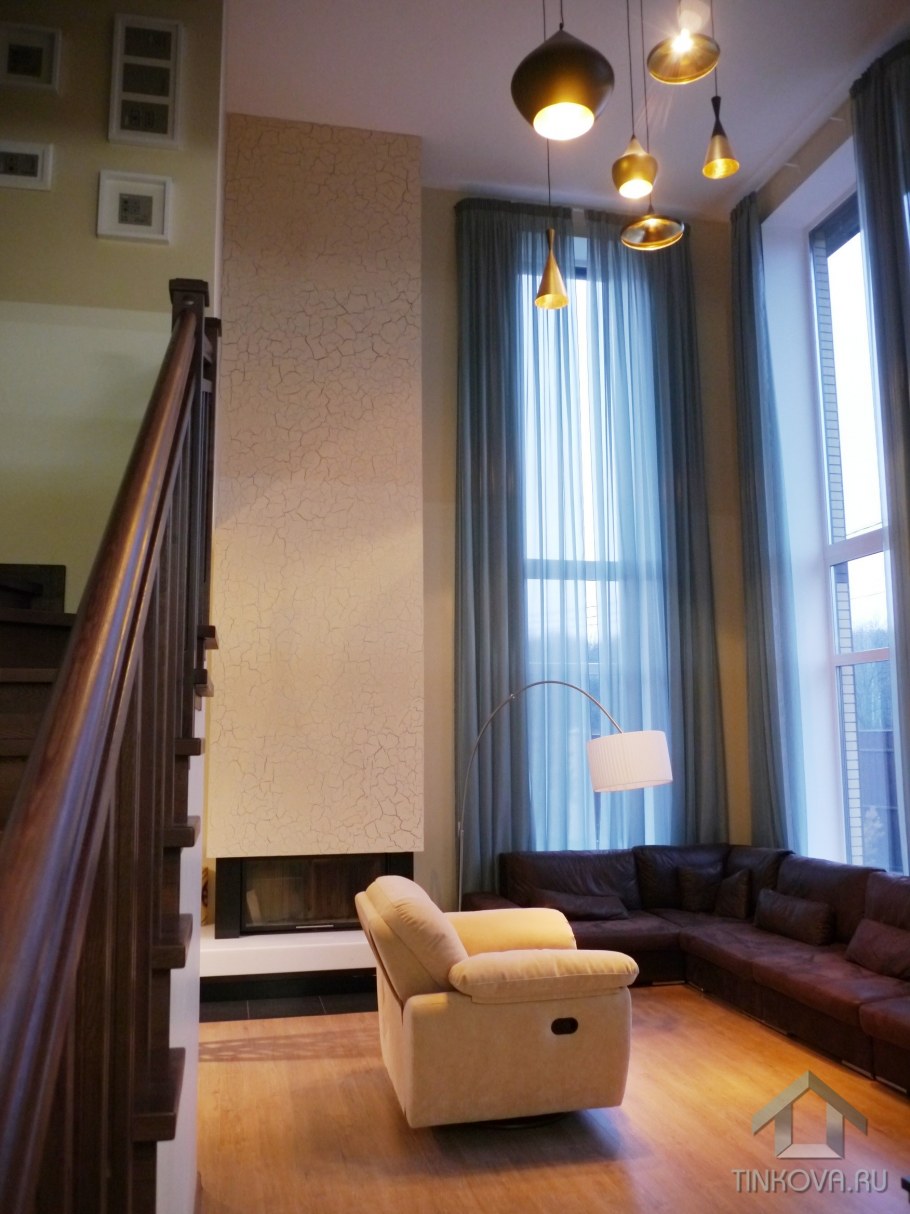 Интерьер небольшой гостиной со вторым светом