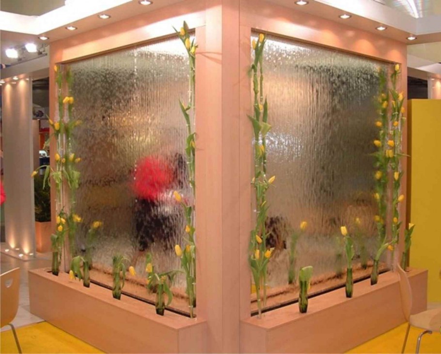 Декоративный водопад по стеклу