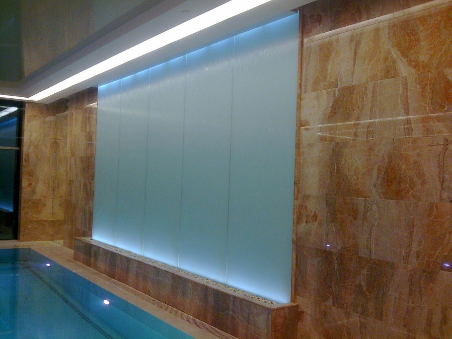 Фонтан водопад по стеклу