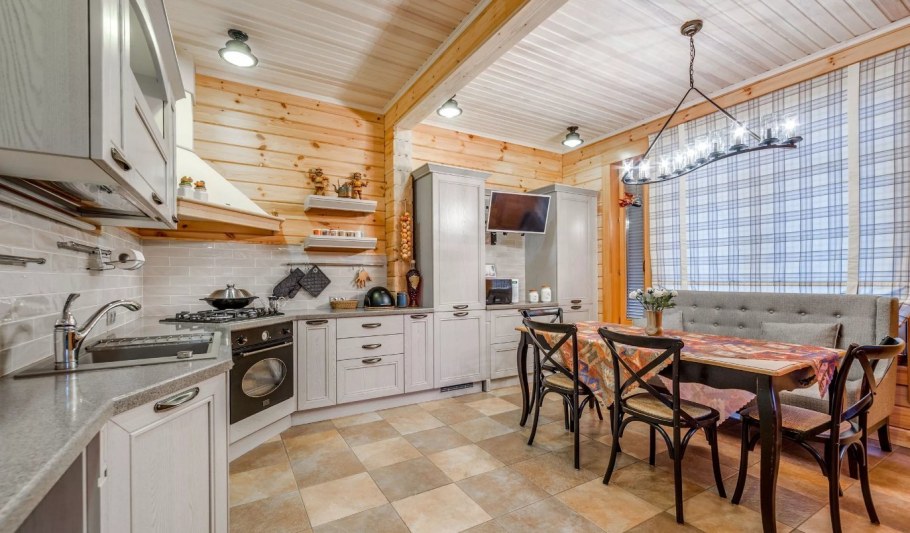 Интерьер кухни в деревянном доме